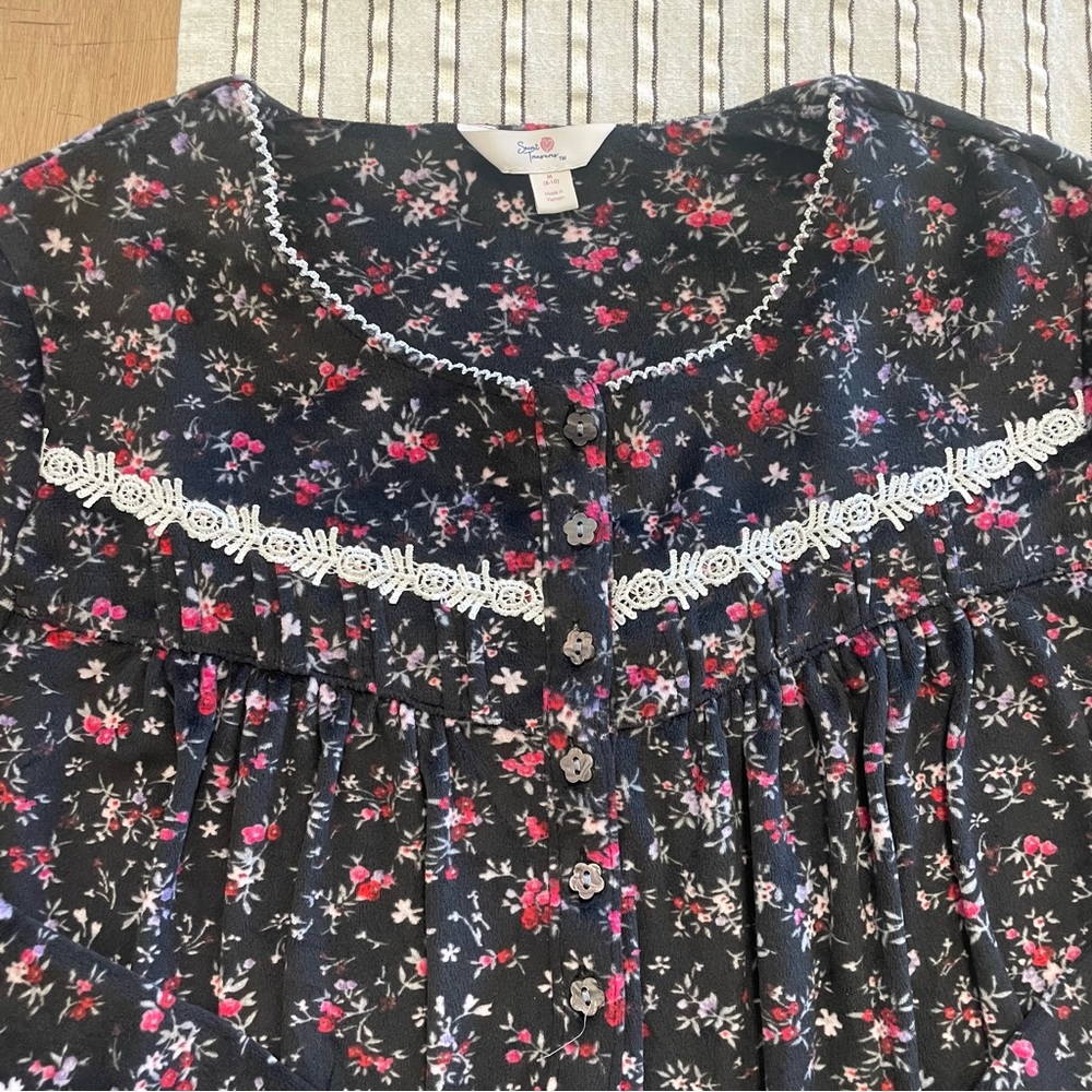 Sweet Treasures women’s vintage nightgown size medium 8-10 So soft and warm 💤
